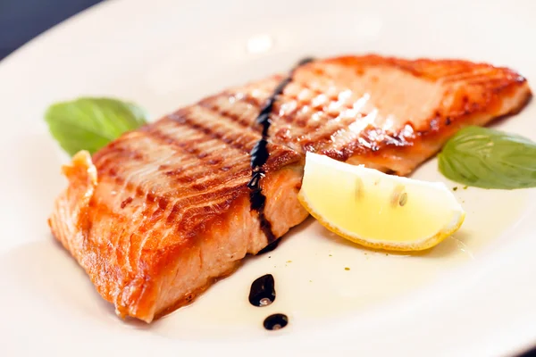 Filete de salmón con limón —  Fotos de Stock