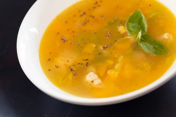 Sopa de pollo en el plato —  Fotos de Stock