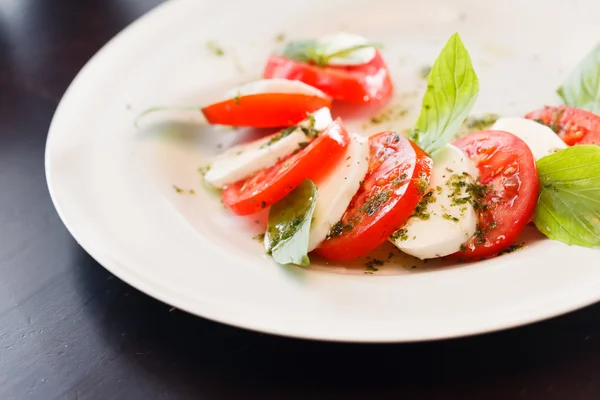 Pomodoro e mozzarella con basilico — Foto Stock
