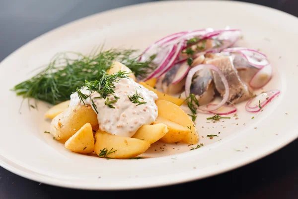 Matjes avec pommes de terre sur l'assiette — Photo