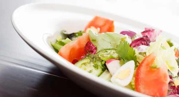 Salada de legumes com ovo — Fotografia de Stock