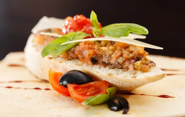 Bruschetta italiana con tomate —  Fotos de Stock