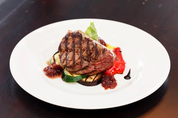 Grilled steak with vegetables — Stock Photo, Image