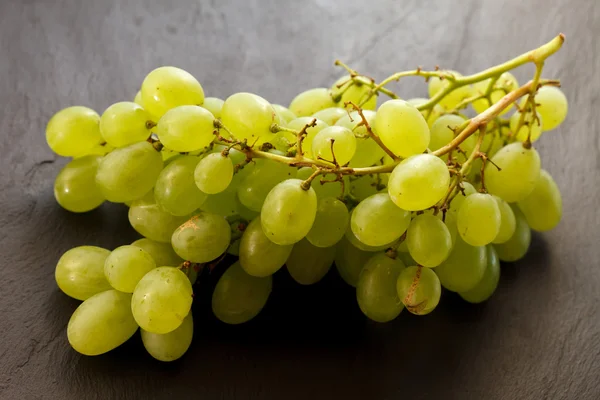 Aglomerado de uvas verdes — Fotografia de Stock