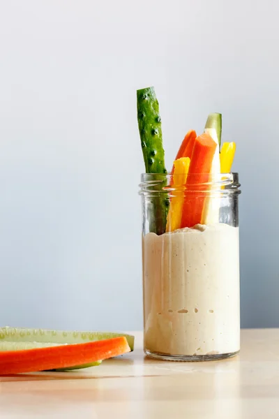 Hummus med grönsaker i burk — Stockfoto