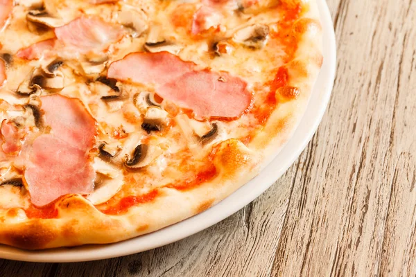 Pizza på trä bakgrund — Stockfoto