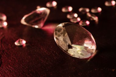 Mor ışık ile farklı elmas