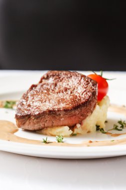 biftek tabak patates ile