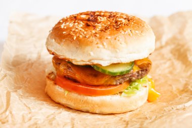 Kağıt üzerinde lezzetli burger