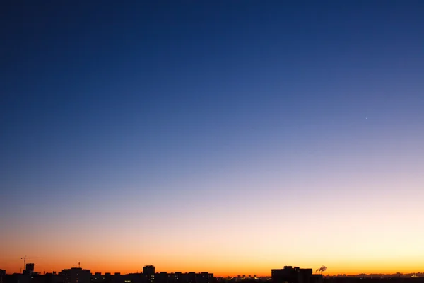 Puesta de sol sobre la silueta de la ciudad —  Fotos de Stock