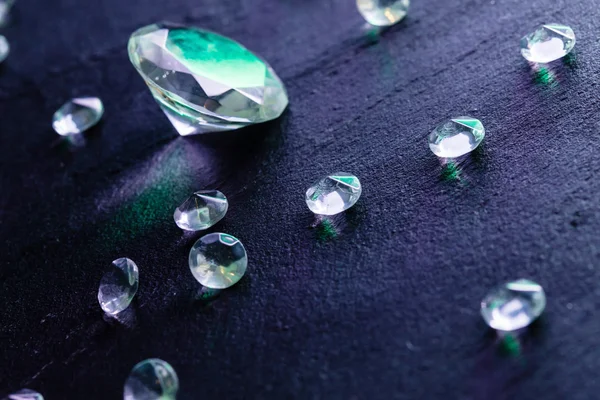 Diamantes diferentes com luz roxa — Fotografia de Stock