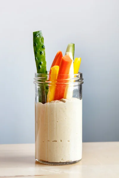 Hummus con verduras en frasco — Foto de Stock