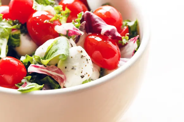 Italiensk sallad på tallrik — Stockfoto