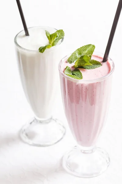 Молочные коктейли в стаканах — стоковое фото