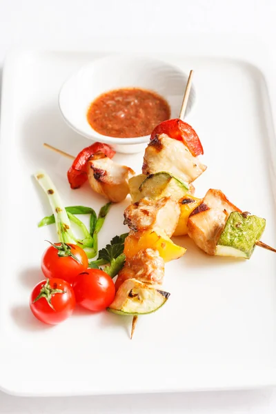 Skewered Chicken with vegetables — Stock Photo, Image