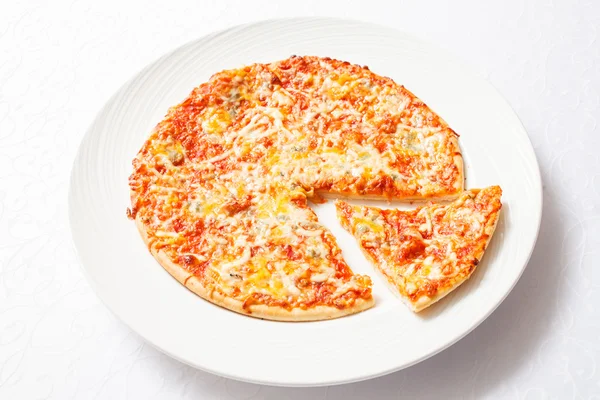 Смачна піца на білому — стокове фото