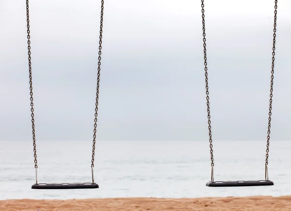 Gungor på en strand — Stockfoto