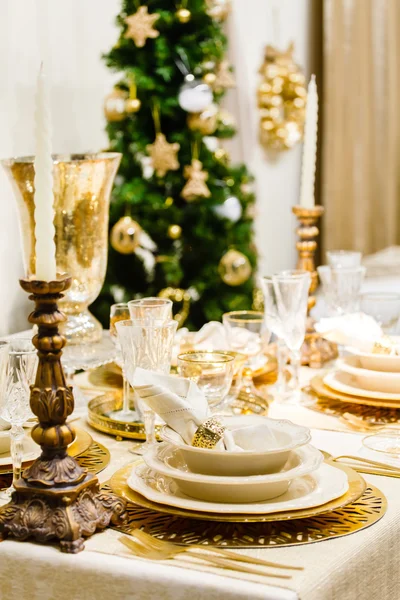 Mesa de Navidad con decoraciones —  Fotos de Stock