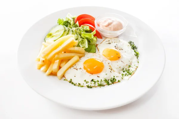 Kızarmış patates ve yumurta kahvaltı — Stok fotoğraf