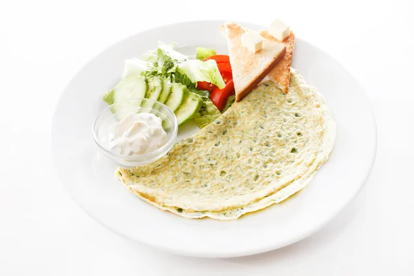 Frukost med grönsaker och omelett — Stockfoto
