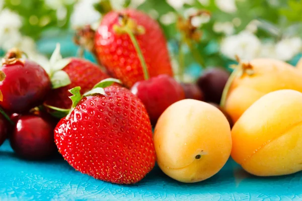 Ripe fruits and berries — Stock Photo, Image