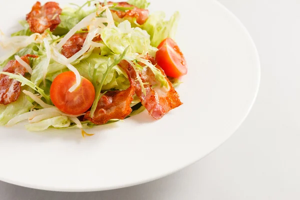 Salad with bacon and vegetables — Stock Photo, Image