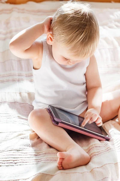 Baby mit Tablet-PC — Stockfoto