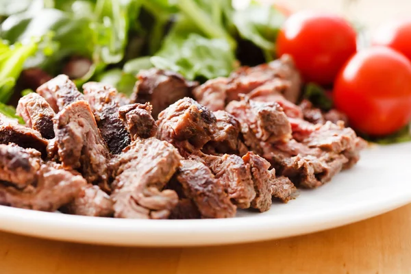 Salát s plátky hovězího masa — Stock fotografie