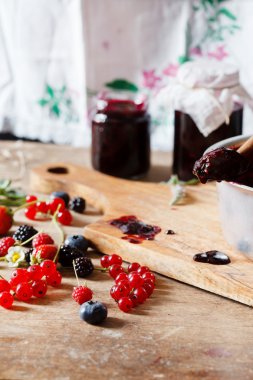 Çilek reçeli ve taze çilek