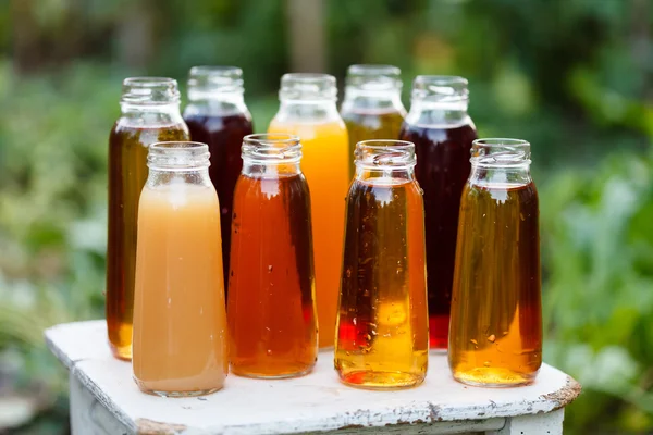 Diferentes botellas de jugo —  Fotos de Stock