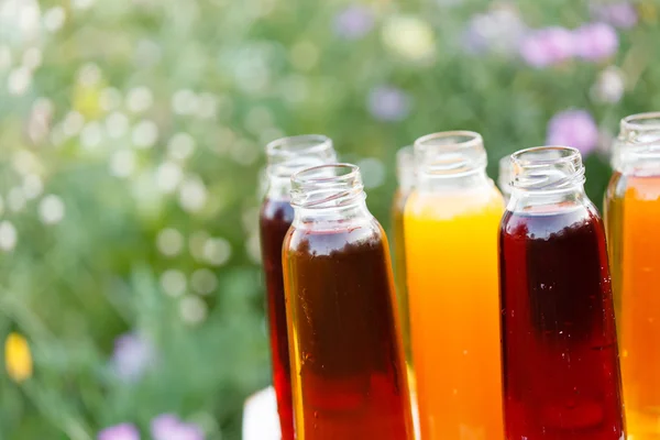 Diferentes botellas de jugo —  Fotos de Stock