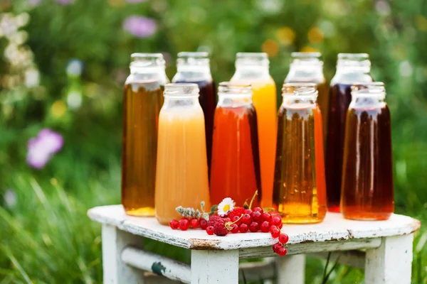 Diferentes garrafas de suco — Fotografia de Stock