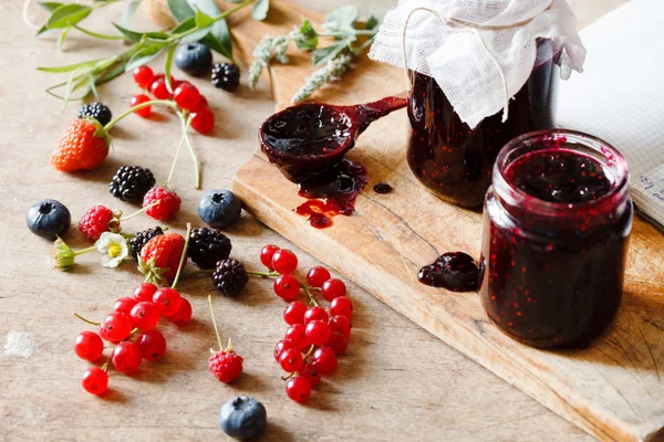 Bobule marmeládou a čerstvé jahody — Stock fotografie