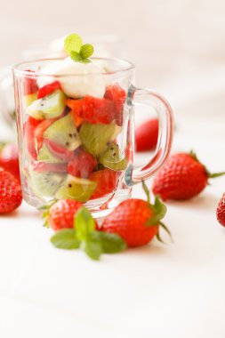 çilek meyve salatası