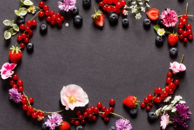 Yaz meyveler ve çiçekler