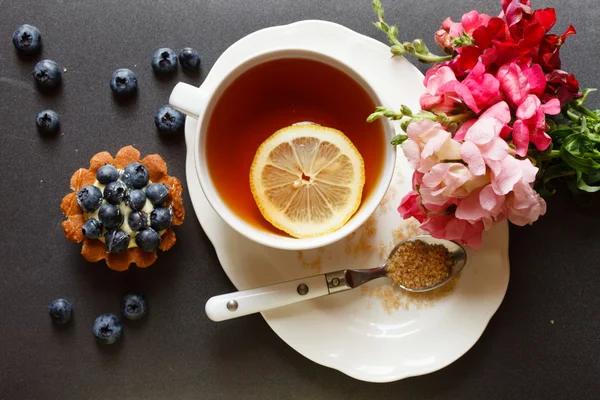 Tea with cake and flowers — Stock Photo, Image