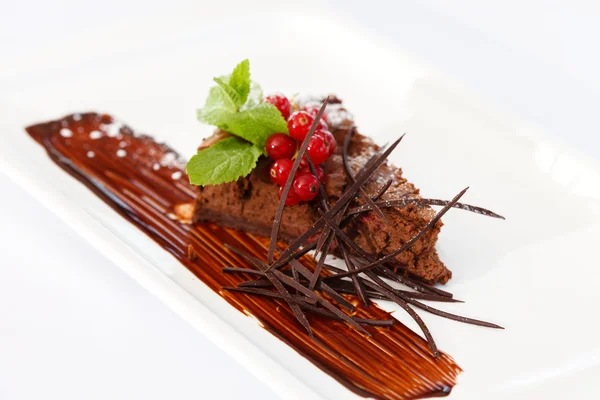 Bolo de chocolate com groselha — Fotografia de Stock