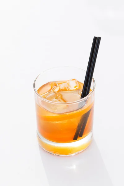 Cocktail met sinaasappel en rietjes — Stockfoto