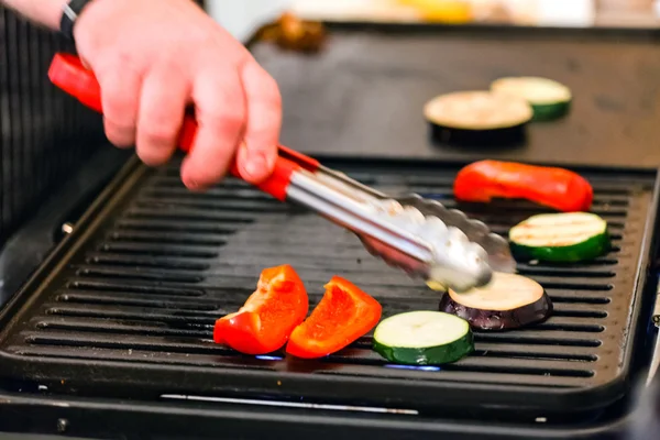 Chef-kok bij het werk koken — Stockfoto