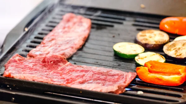 Grillat kött och grönsaker — Stockfoto