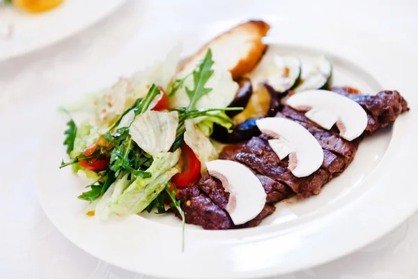 Bistecca con verdure e funghi — Foto Stock