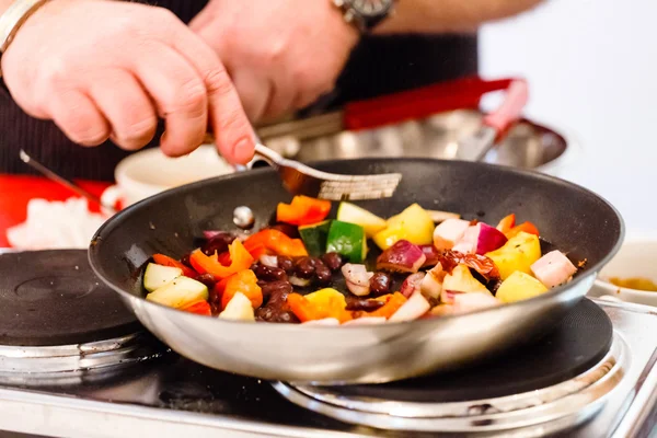 Chef en la cocina del trabajo — Foto de Stock