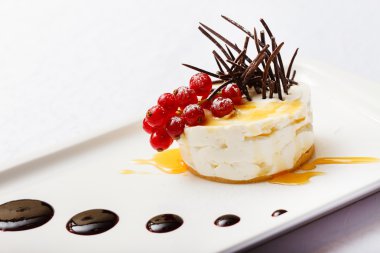 Cheesecake ile kırmızı kuş üzümü