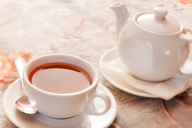 Kupası ve siyah çay çaydanlık