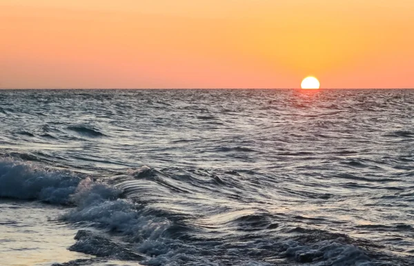 Coucher de soleil ciel sur l'océan — Photo