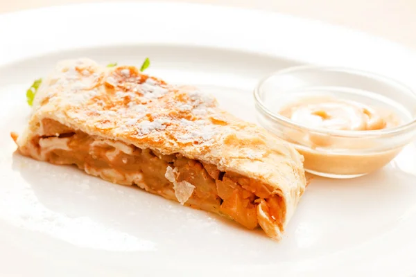 Apple strudel with sauce on plate — Stock Photo, Image