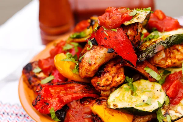 Grilled vegetables and chicken — Stock Photo, Image