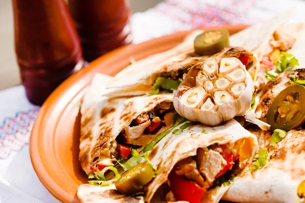 Kip taco's op tafel — Stockfoto