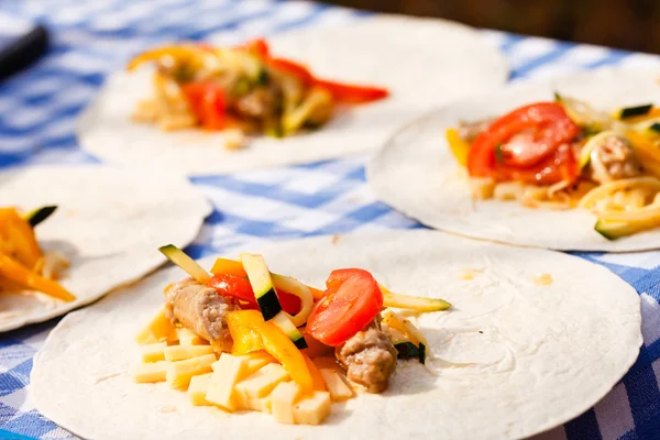 Preparazione di tacos di pollo — Foto Stock