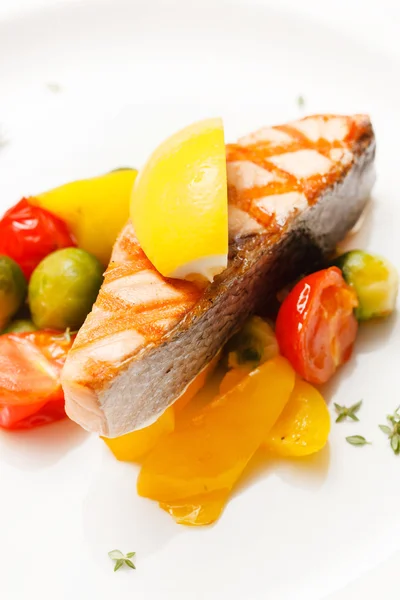 Salmon steak with vegetables — Stock Photo, Image